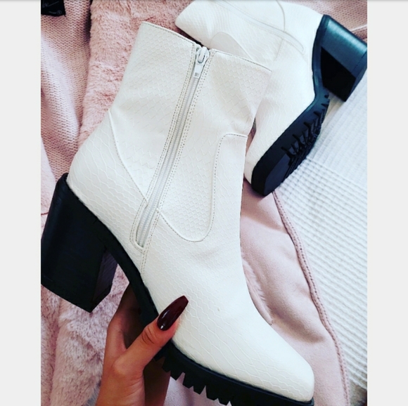 🚨Sleigh Ride collection// White bootie - Picture 3 of 4